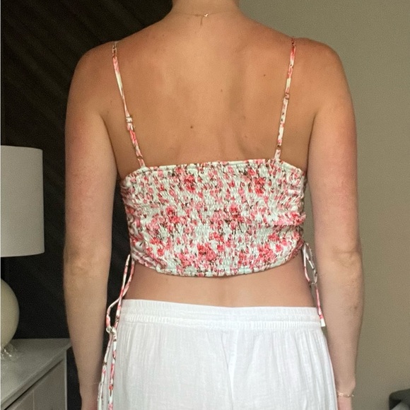 Crop floral tank top. - Picture 3 of 4